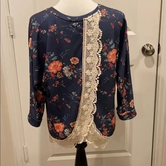 Love on a Hanger mixed media shirt - Picture 2 of 2